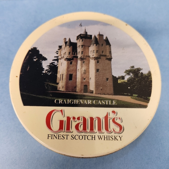 Grant's Whiskey 6 Scottish Castle Coasters in Tin - Vintage, Pre-owned - Picture 1 of 10